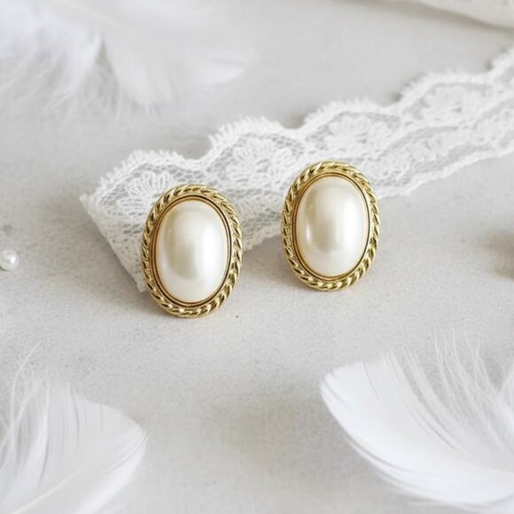 Vintage Trifari Faux Pearl Oval Shape Clip On Earrings - Picture 1 of 10